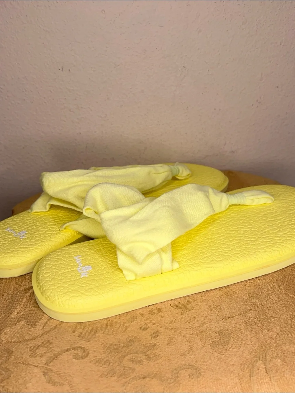 Size 9 Sanuk Yellow Nwot Sandals Soft Straps Comfy Beach Comfort Vacation